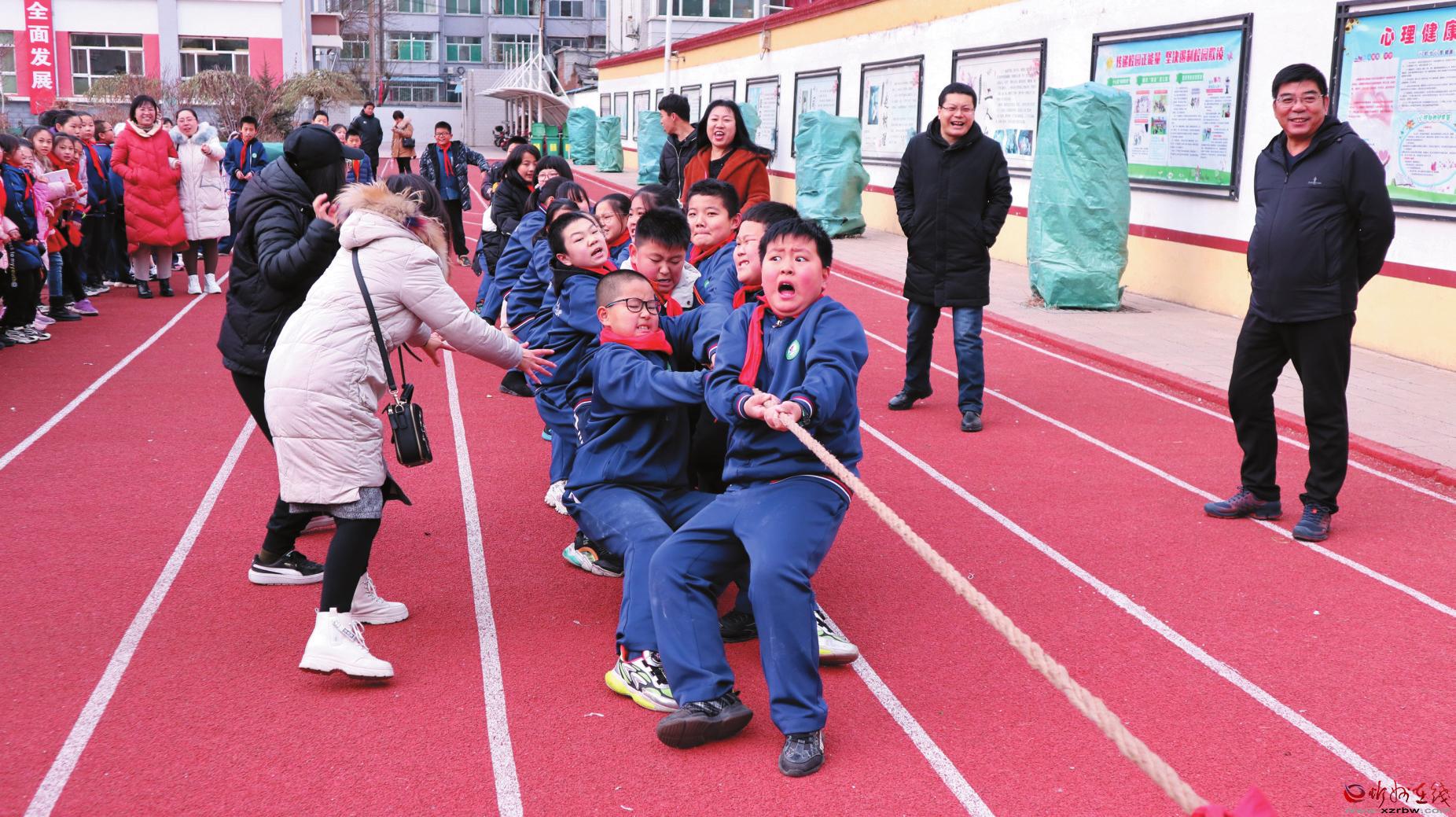 市七一路小学举行拔河比赛