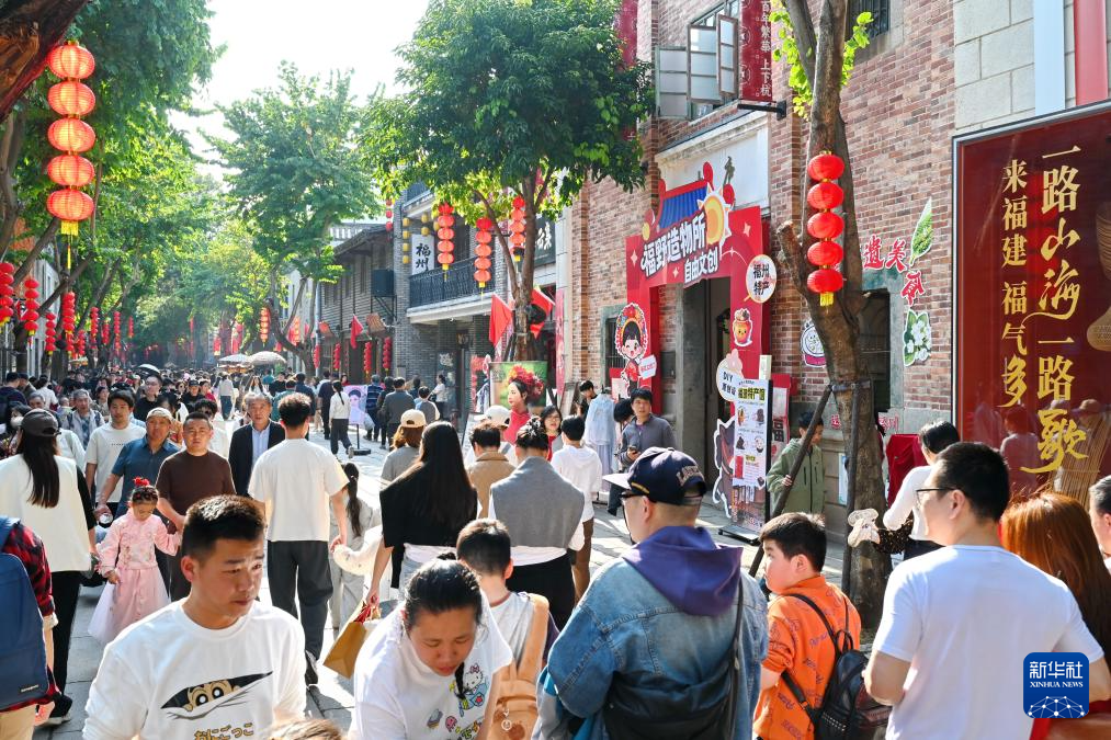 2月22日，市民游客在福州上下杭历史文化街区参观游览。新华社记者林善传 摄