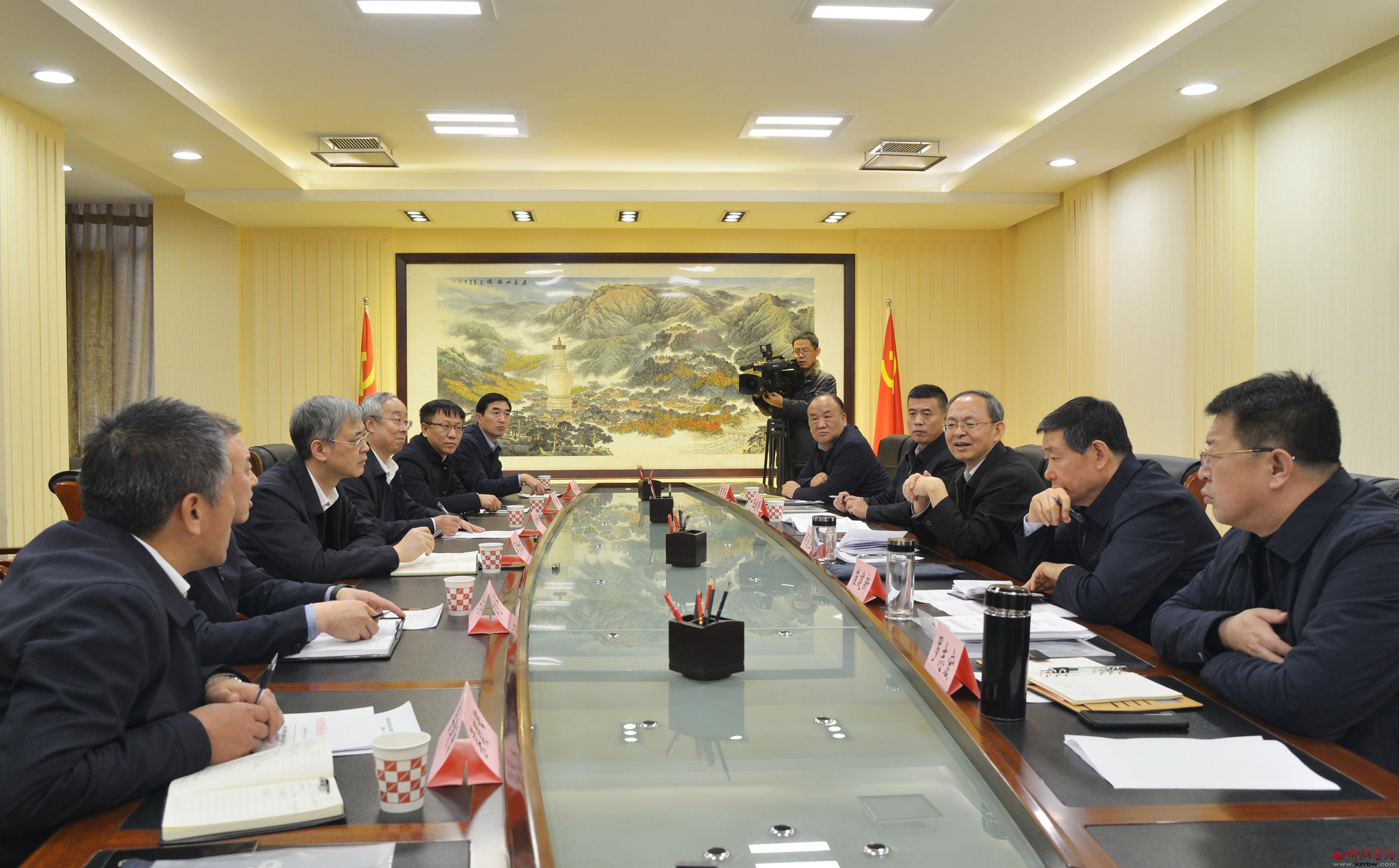 郑连生与中国石化销售山西石油分公司党委书记吴劲松举行工作会谈