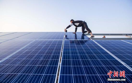 资料图：4月23日，航拍正在建设的江西都昌县矶山湖“渔光一体”光伏电站。傅建斌 摄