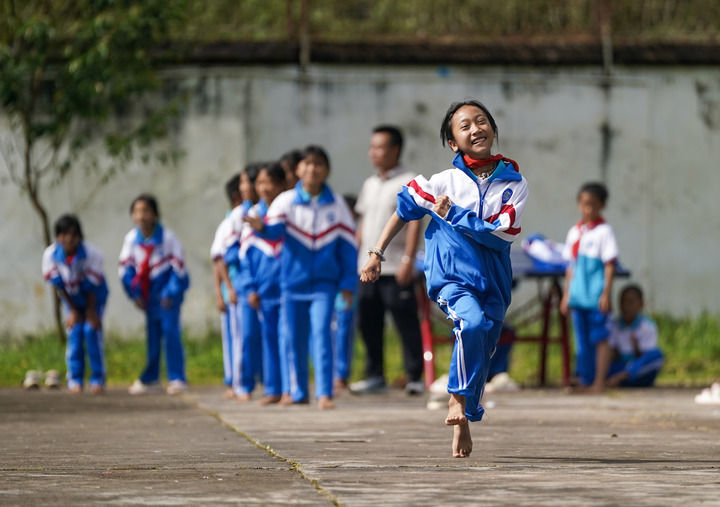 2025年9月15日，云南省普洱市孟连傣族拉祜族佤族自治县腊福小学学生课间在操场进行奔跑接力比赛。新华社记者 陈欣波 摄