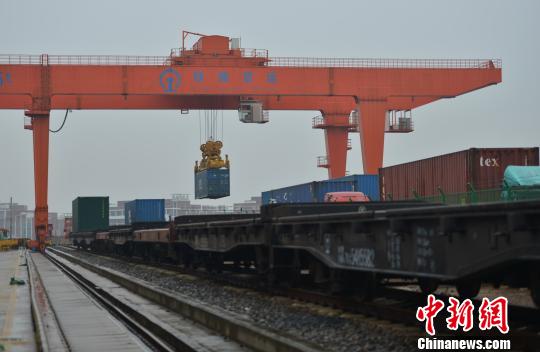 图为：中欧班列吊装。　王刚 摄