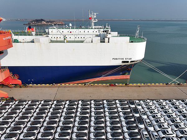 在江苏省连云港,中国生产的汽车正加紧装船出口海外。