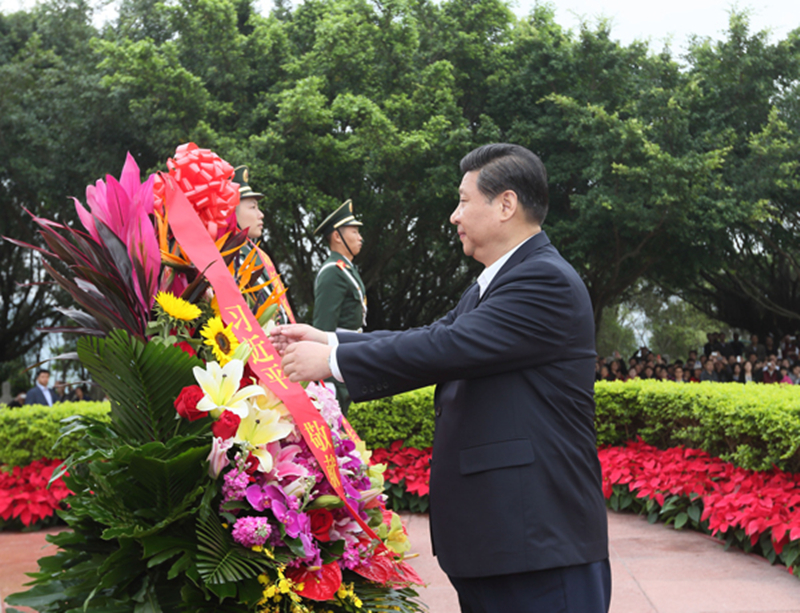 2012年12月8日,习近平在深圳莲花山公园向邓小平铜像敬献花篮。 2012年12月8日,习近平在深圳莲花山公园向邓小平铜像敬献花篮。