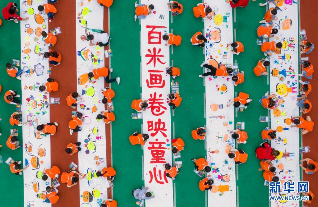 百米长卷映童心"主题绘画活动,孩子们用手