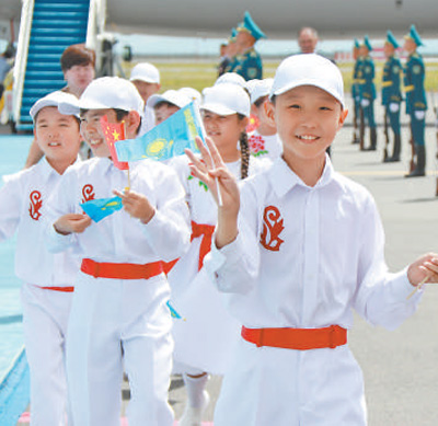 7月2日,哈萨克斯坦儿童在阿斯塔纳机场热烈欢迎习近平主席到访。本报记者 王洲 摄 7月2日,哈萨克斯坦儿童在阿斯塔纳机场热烈欢迎习近平主席到访。本报记者 王洲 摄