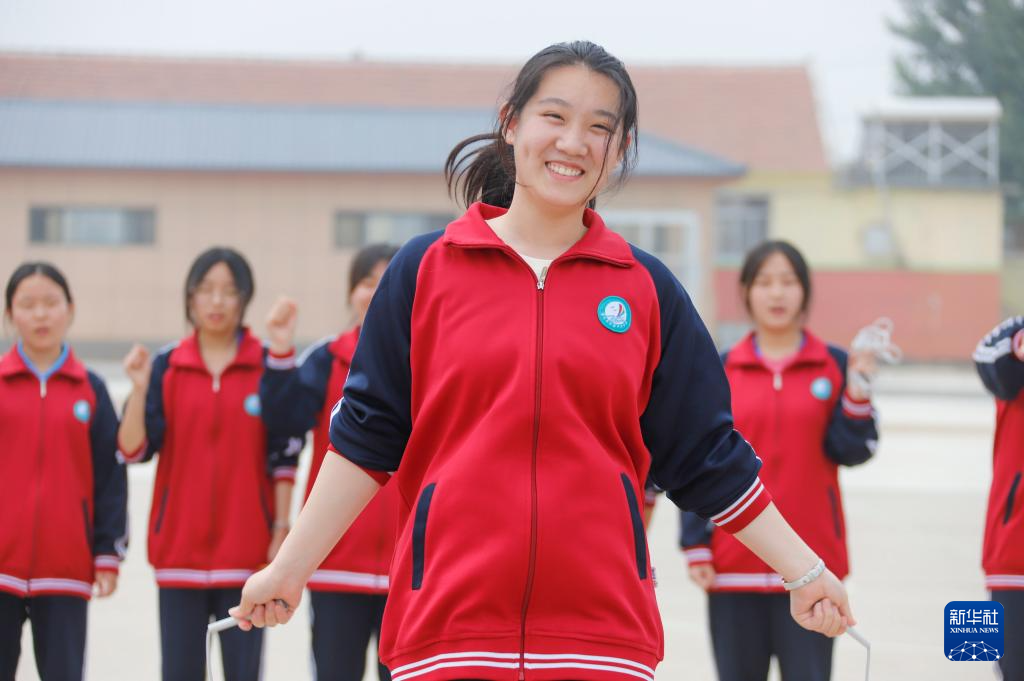 5月22日,河北省遵化市东新庄镇东梁子河中学高三学生在跳绳.
