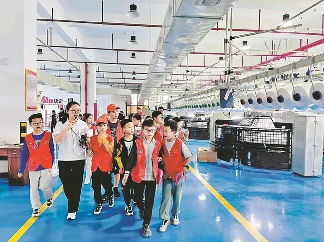 学生参观惠安校服企业生产车间。惠安县委宣传部供图