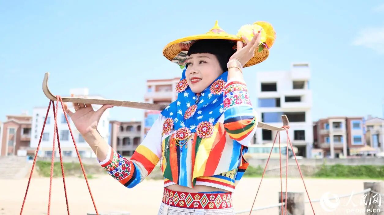 花头巾包裹，配上宽檐黄斗笠，是惠安女独特的“防晒套装”。人民网记者 李昌乾摄