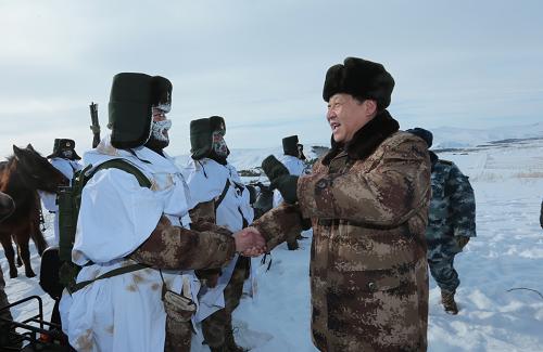 2014年1月26日上午,习近平来到祖国边疆的内蒙古阿尔山,冒着零下30多摄氏度的严寒,迎风踏雪慰问在边防线上巡逻执勤的官兵。新华社记者 李刚 摄