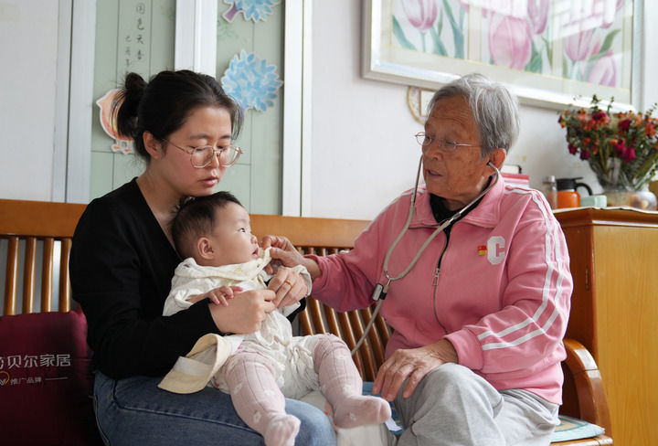 2024年9月10日，在陕西省榆林市佳县，路生梅在自己的住所为患儿听诊。新华社记者 吴鸿波 摄