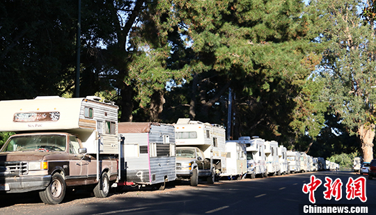 当地时间7月30日,美国硅谷山景城克里山托大道停靠的房车。越来越多的工薪阶层无力负担房租,选择住在房车里。<a target='_blank' href='http://www.chinanews.com/' _fcksavedurl='http://www.chinanews.com/'></table>中新社</a>记者 刘丹 摄