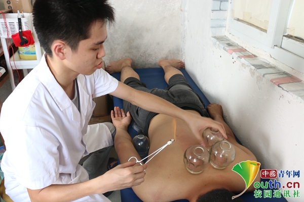 6名医学生花1.5万在宿舍开中医理疗室 一学期收入万元