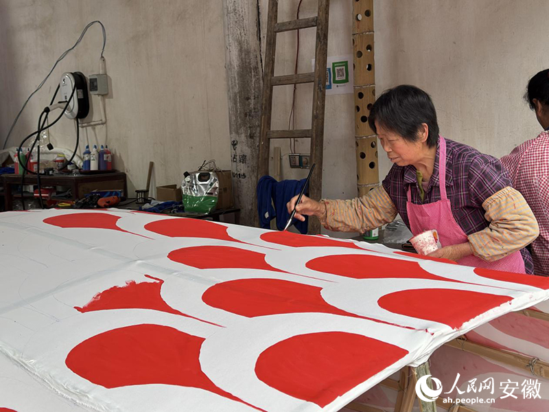 瞻淇村内大多数村民都掌握制作鱼灯的绝活。人民网记者 胡雨松摄
