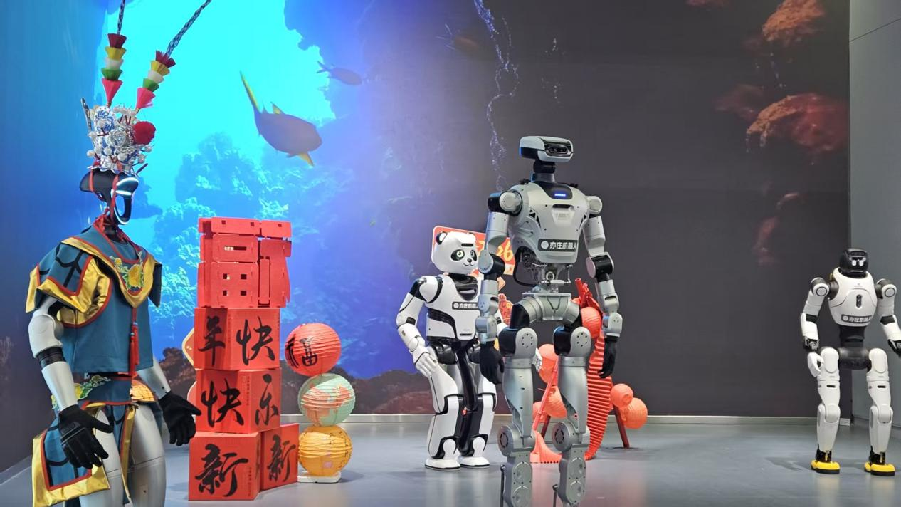 Robot Mall具身智能机器人4S店。人民网记者 王震摄