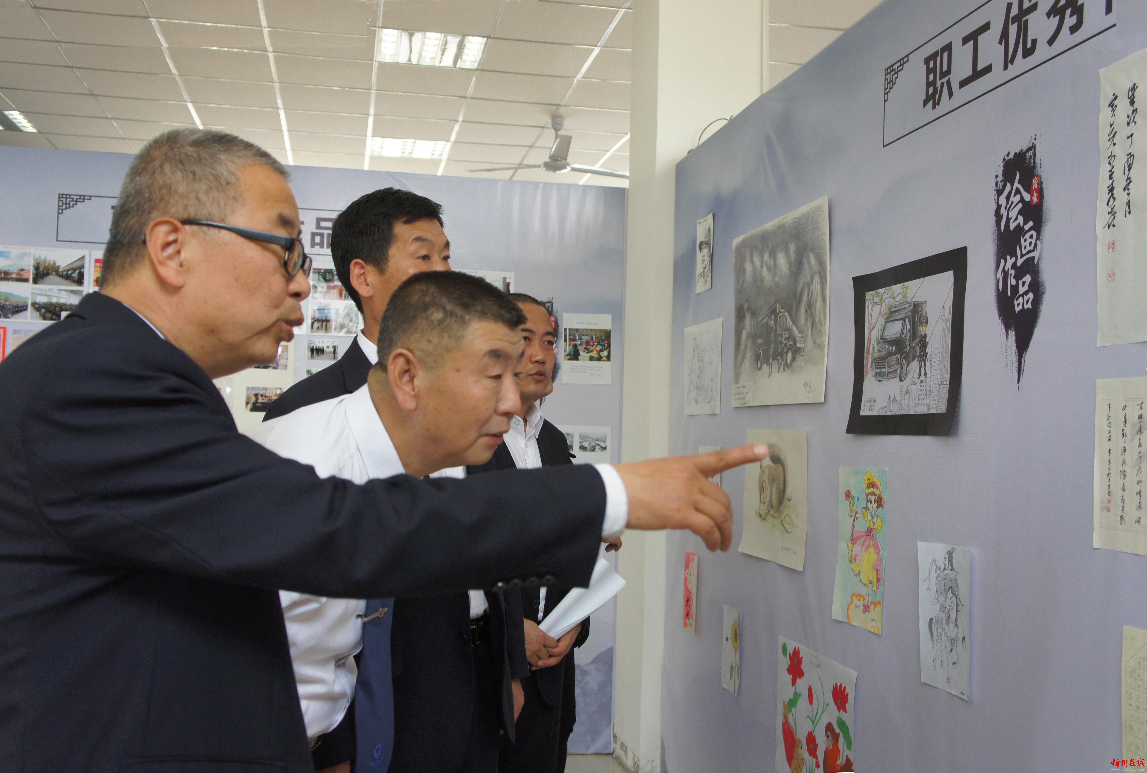 公司领导听取书画展介绍